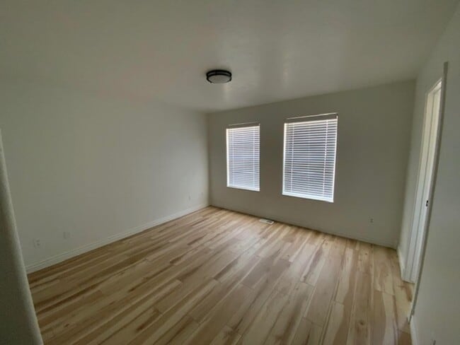 Building Photo - Updated Charleston Heights Townhome
