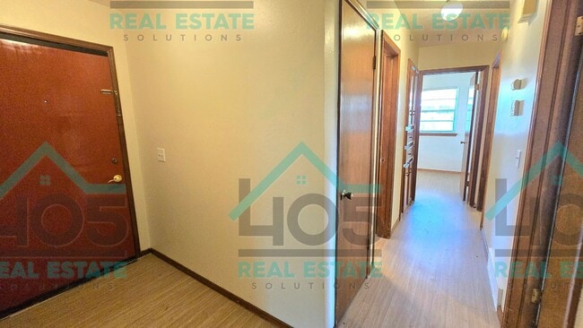 Building Photo - 3 Bed 2 Bath with ALL the Amenities!