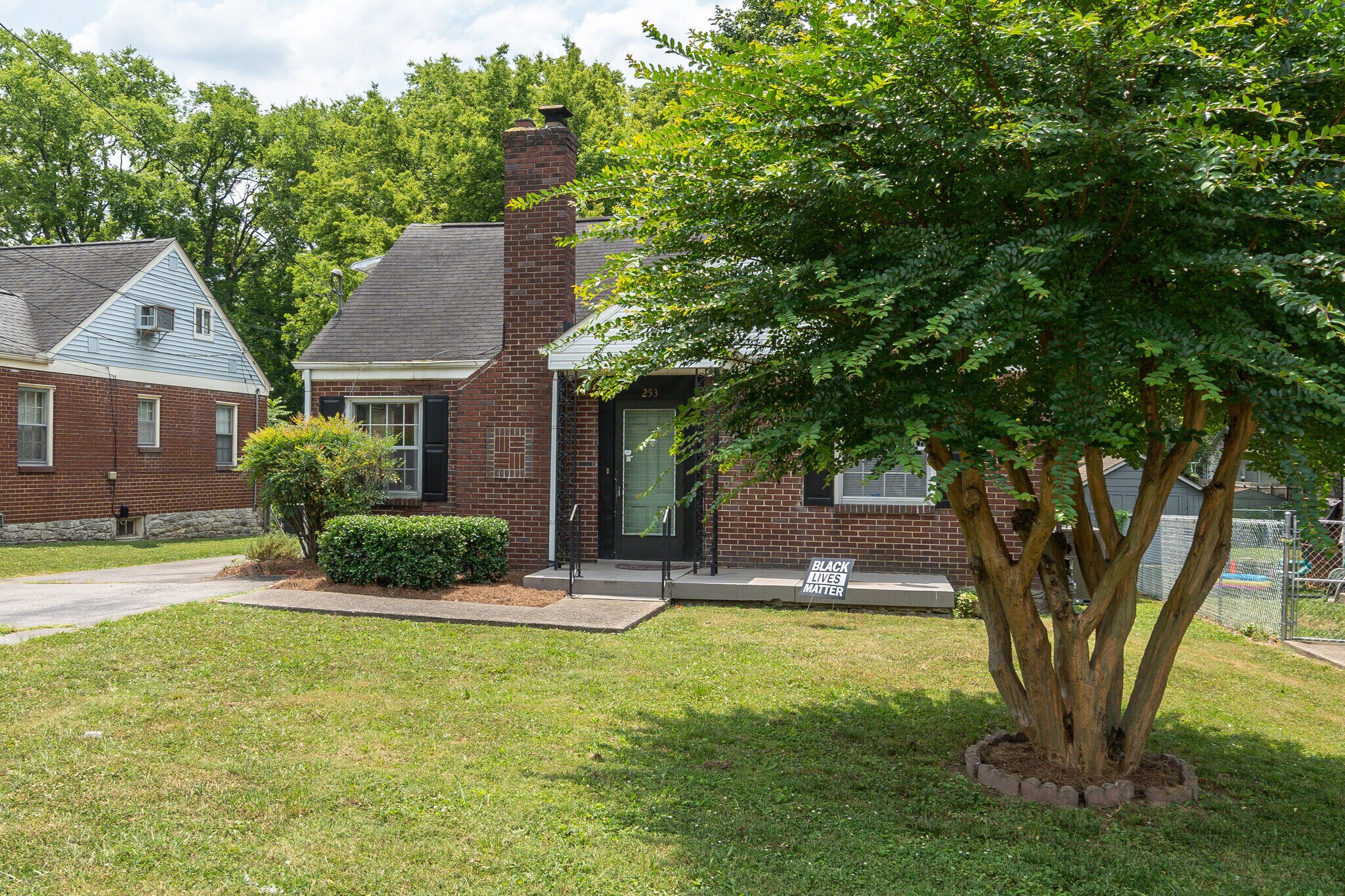 Building Photo - 253 Thuss Ave