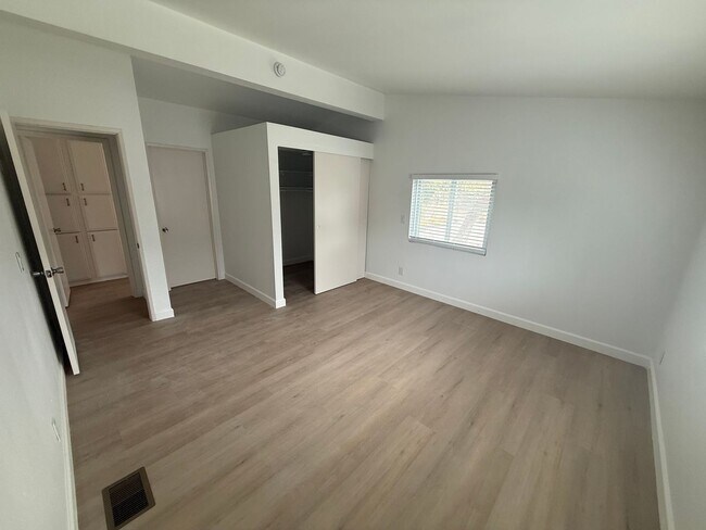 Building Photo - Cute Home Calling