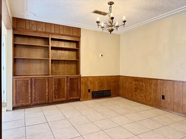 Building Photo - 3 Bedroom, 2 Bath Rental