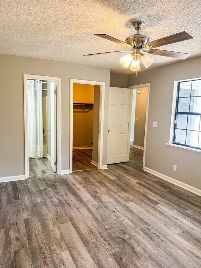 Building Photo - Gated Community Living