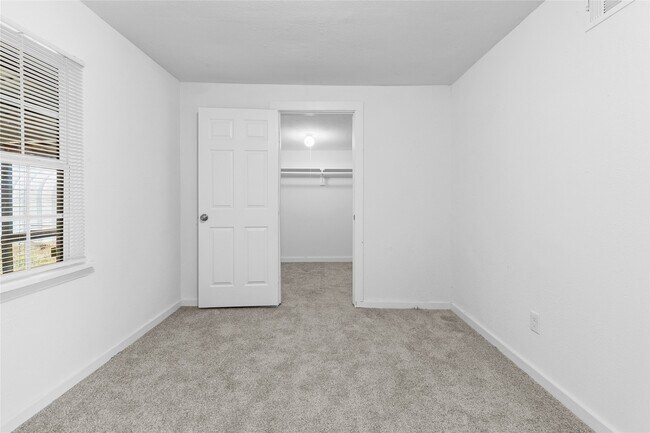 Building Photo - 16643 Lake Cir