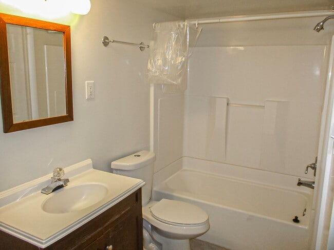 Building Photo - Charming 2 Bed 1 Bath Apartment With Paved...