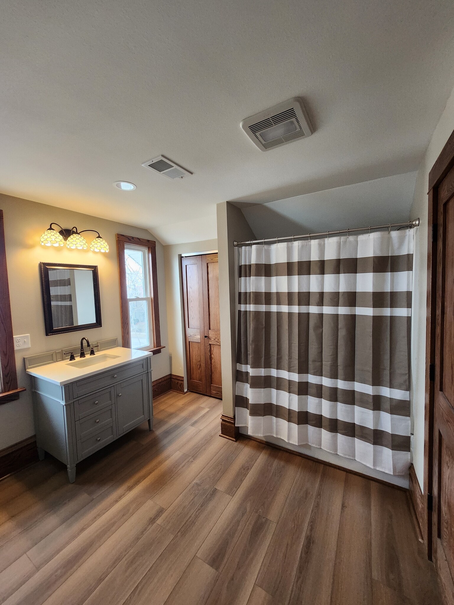 Building Photo - 403 W 4th St