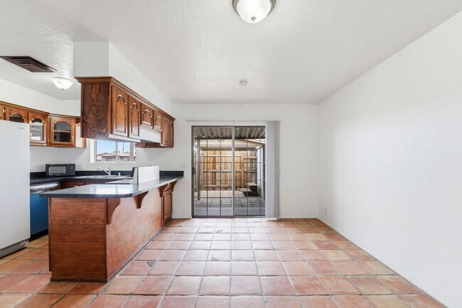 Building Photo - Maintained Mesa rental offering comfort, convenience, and easy access to everything the East Vall...
