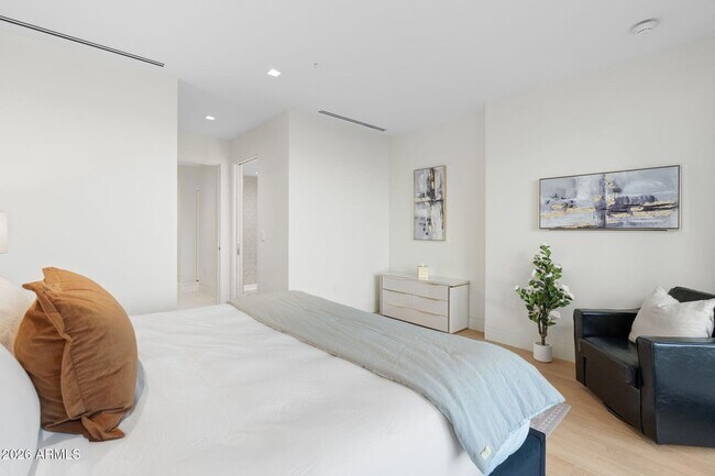 Building Photo - 6587 N Palmeraie Blvd