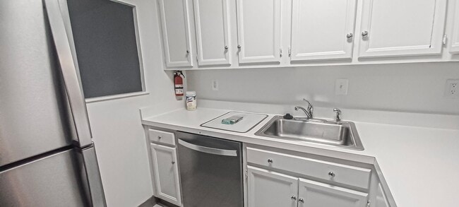 Building Photo - Sunlit 2 Bed 1 Bath, 3 Level Townhome in S...