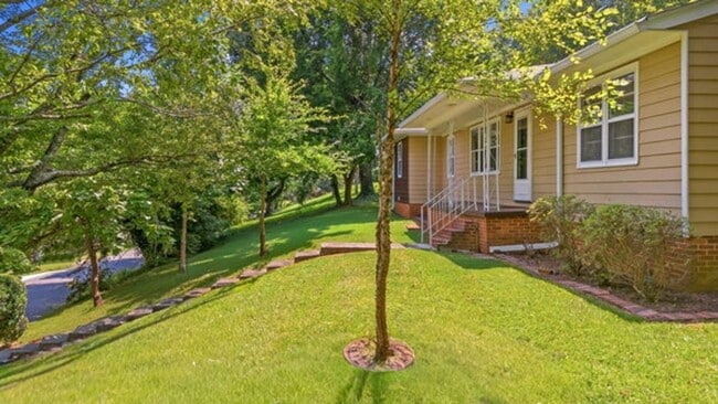 Building Photo - 3005 Pine Dr NE