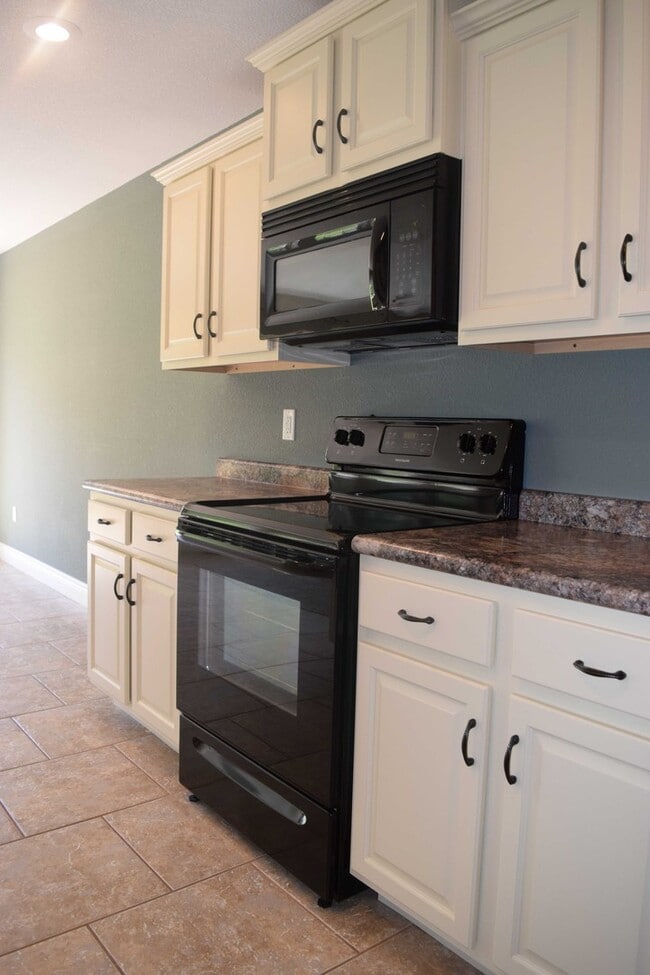 Building Photo - Gorgeous Split Foyer Home!