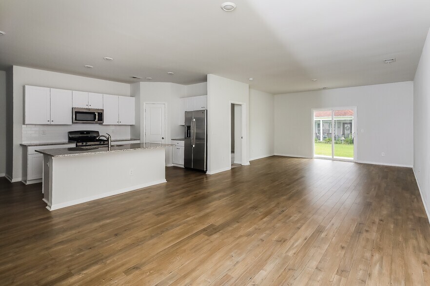 Building Photo - 135 S Reindeer Rd