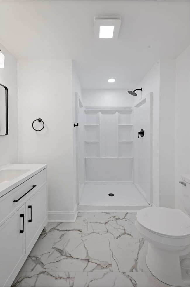 Building Photo - Newly Renovated 4-Bedroom, 2-Bath Home wit...