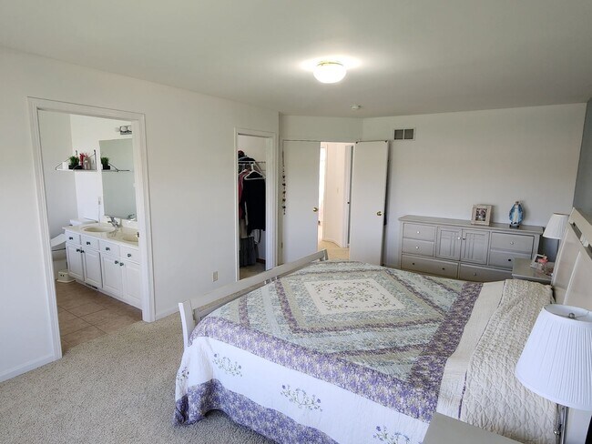 Building Photo - Kenosha 4 bedroom home