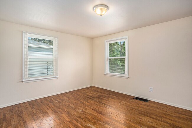 Building Photo - AVAILABLE MID-JULY!! 3 Bedroom, 1.5 Single...