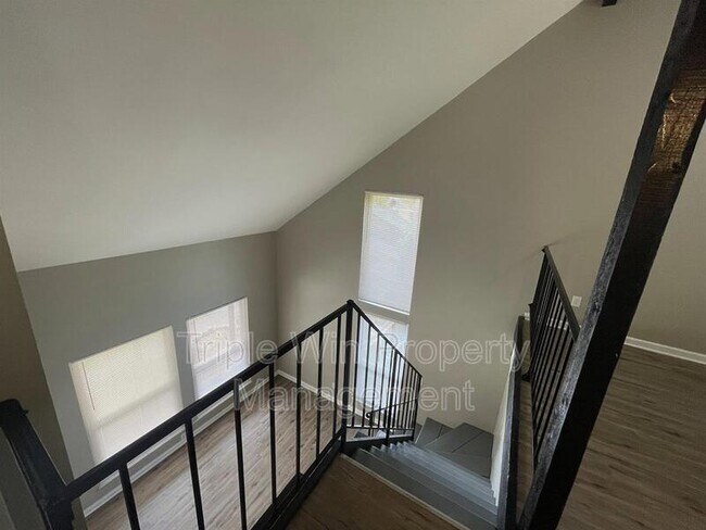 Building Photo - 411 Far Hill Dr