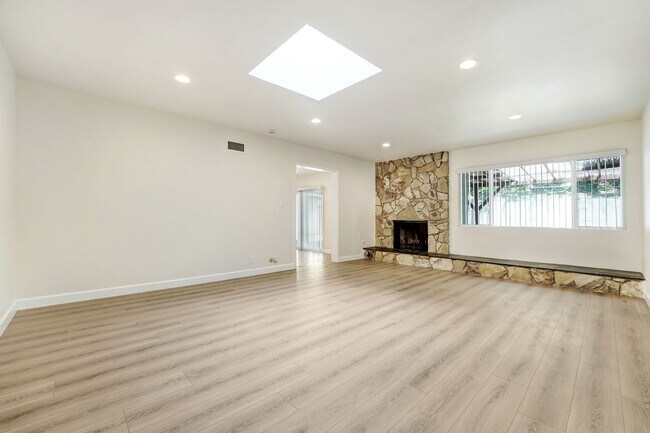 Building Photo - Beautifully rehabbed Highland Park Home!