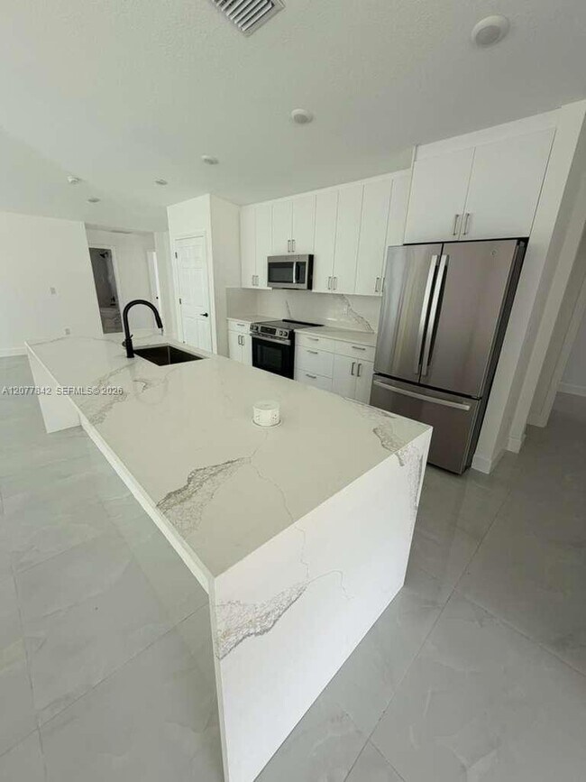 Building Photo - 8636 100th Ct