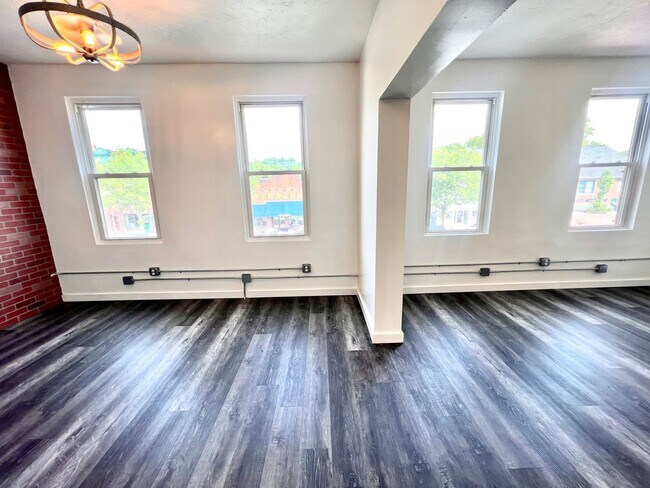 Building Photo - Beaver - Luxury 2 Bedroom, 1 Bathroom, located in downtown shopping district.