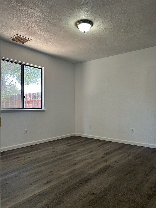 Building Photo - Please contact Vaughn Realty to set up an appointment, 760-446-6561