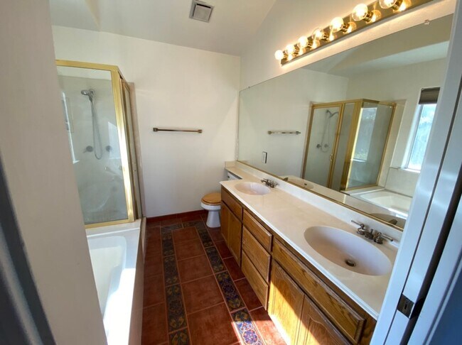 Building Photo - Single story located on a court!