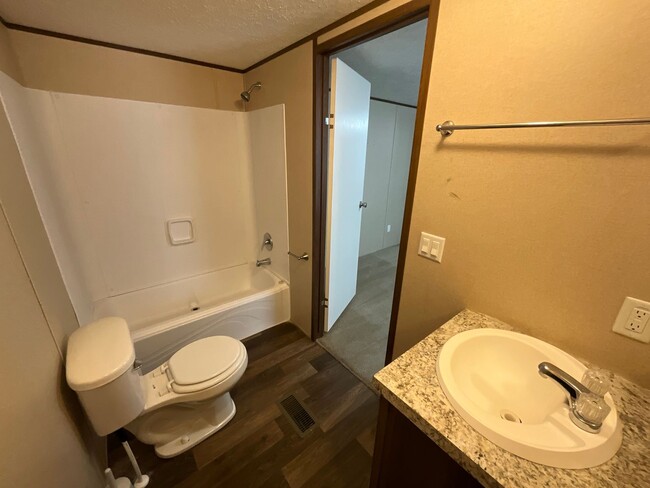 Building Photo - 2 Bedroom 2 Bathroom Mobile Home