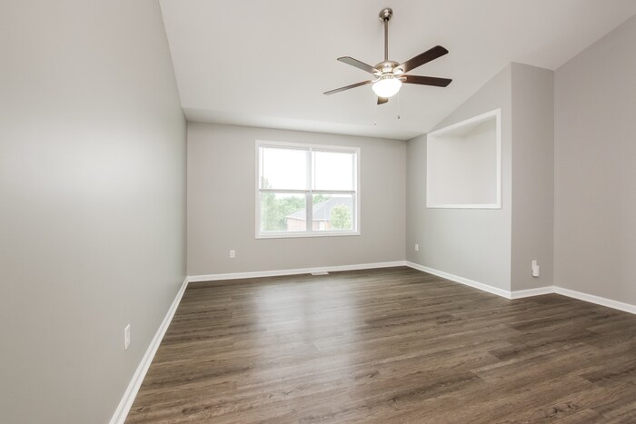 Building Photo - 1004 Golfview Dr