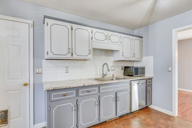 Building Photo - 3 Bedroom Dog Friendly Home For Rent Near St. B Area!