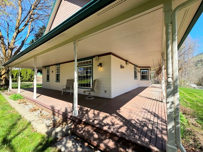 Building Photo - Luxurious Country Living in Desirable Cashmere Location!! 5 Bed + Den, 2.5 Bath!