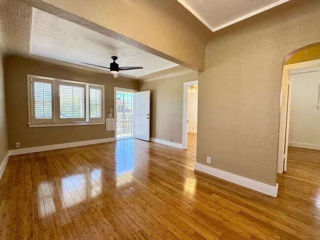 Building Photo - Charming Upgraded 2 Bedroom Cottage w/Cent...