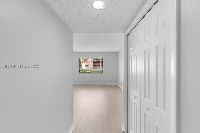 Building Photo - 301 Lakeview Dr