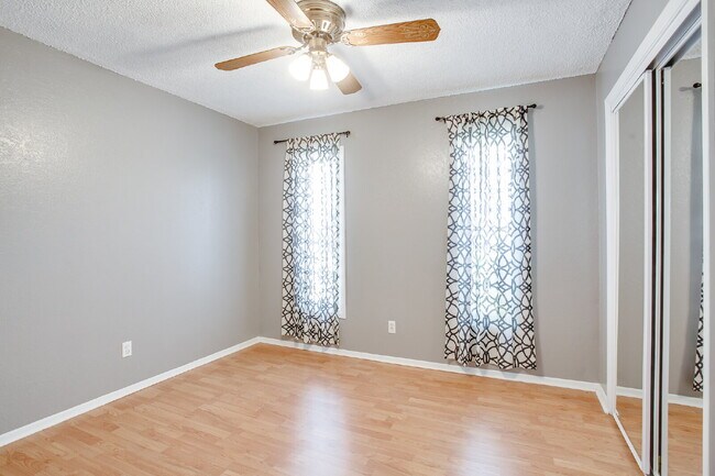 Building Photo - Cute 3/2/2 Recently Redone