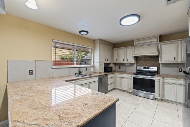 Building Photo - 13051 Meadowline Dr