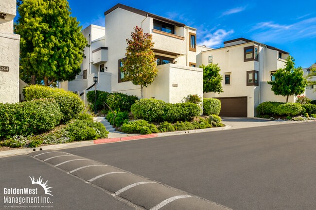 Building Photo - Bright & Airy 2Bdm 1Ba Townhome in San Diego!