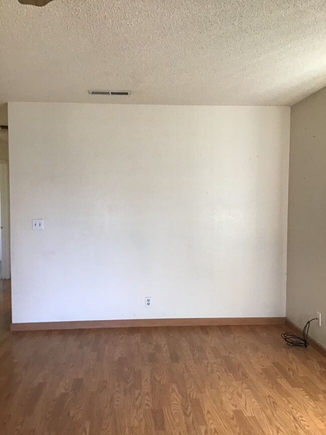 Building Photo - Nice 2-Bedroom Home