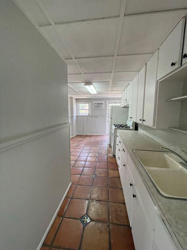 Building Photo - 736 Omar Rd