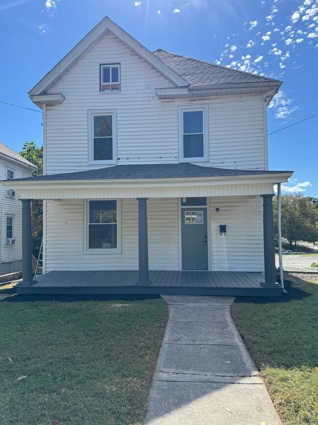 Building Photo - Updated 3-Bedroom, 2-Bath with all new appliances.