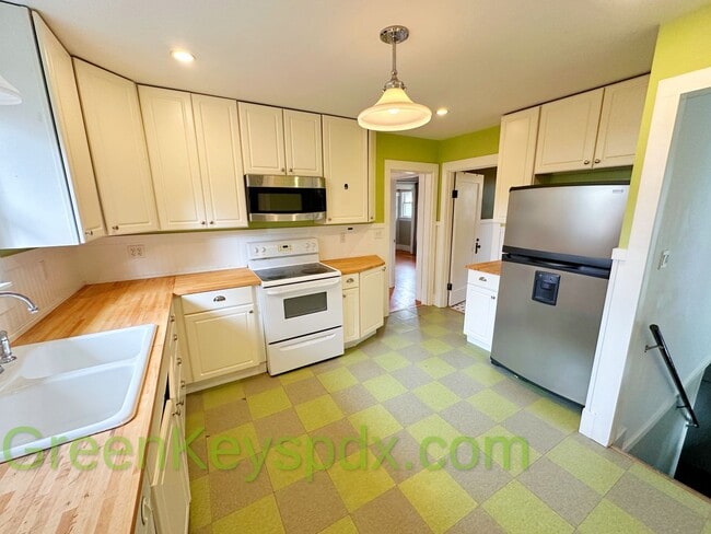 Building Photo - 3-bedroom, 2.5-bathroom Craftsman house in...