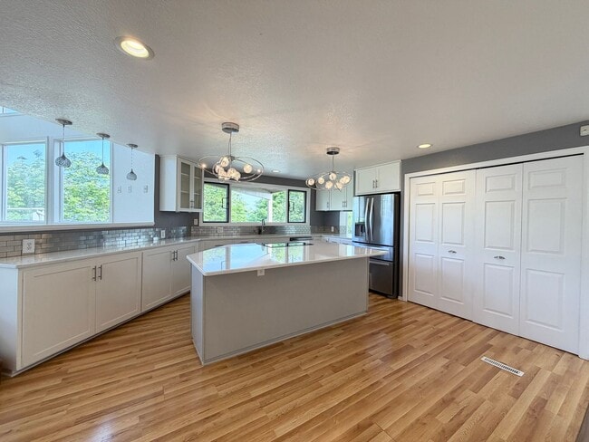 Building Photo - 3695 Sqft. Redondo home near Puget Sound!