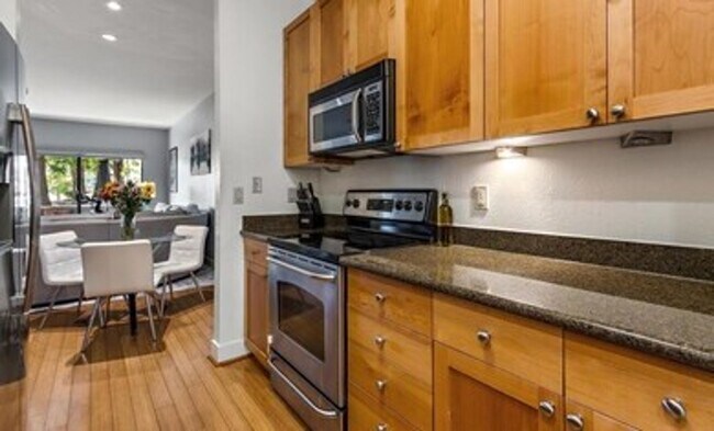 Building Photo - Gorgeous Two-Bedroom Condo with Golf Course Views in San Ramon!