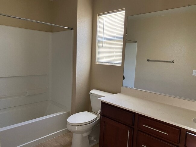 Building Photo - Beautiful 3 bedroom available