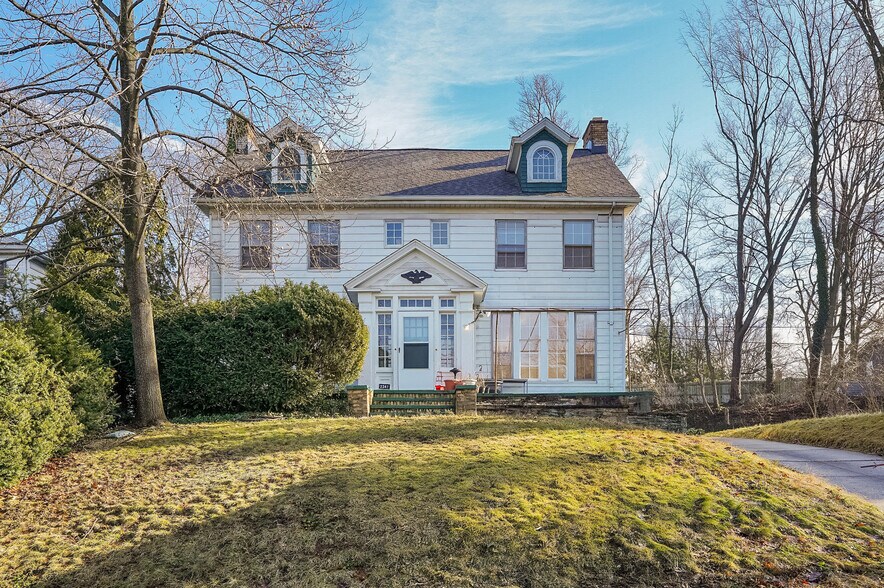 Building Photo - 2341 S Overlook Rd