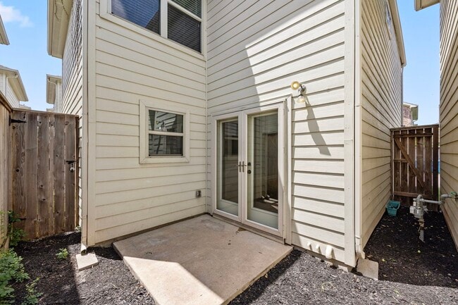 Building Photo - 5951 S Loop E