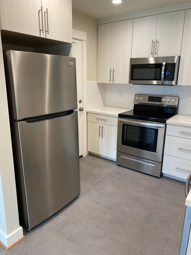 Building Photo - Modern Vintage Alberta Arts  1250sqft 1BR-...