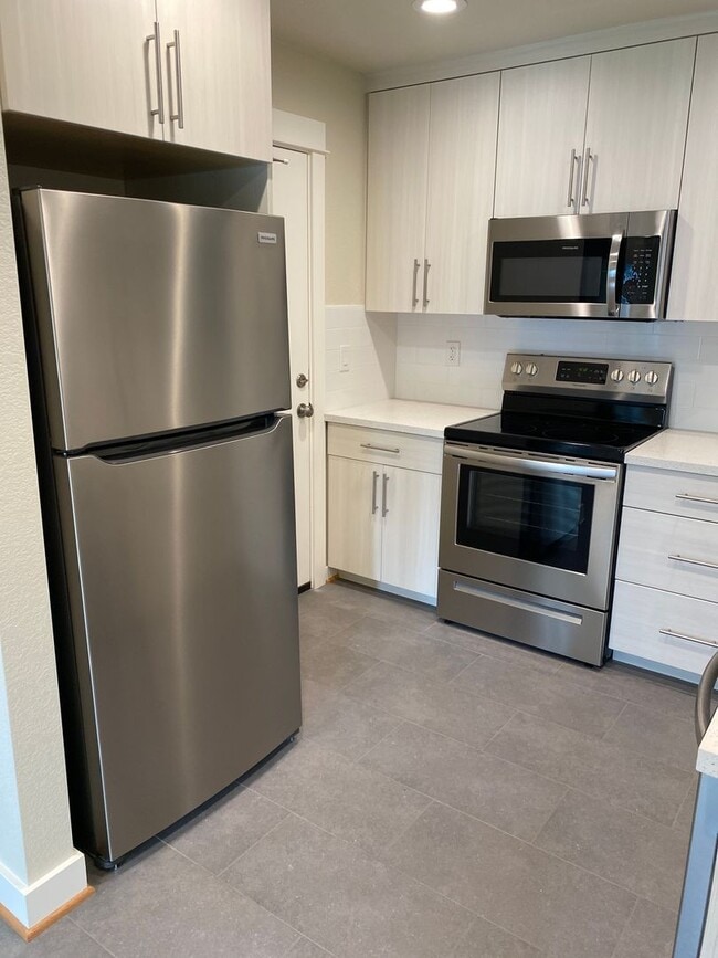 Building Photo - New Modern Updates 1250sf Hardwoods Baseme...