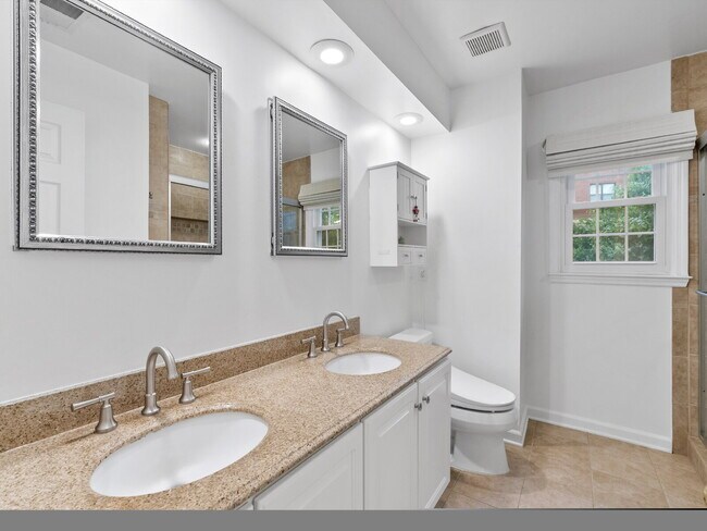 Building Photo - "Spacious 3-Bedroom Townhouse Retreat with...