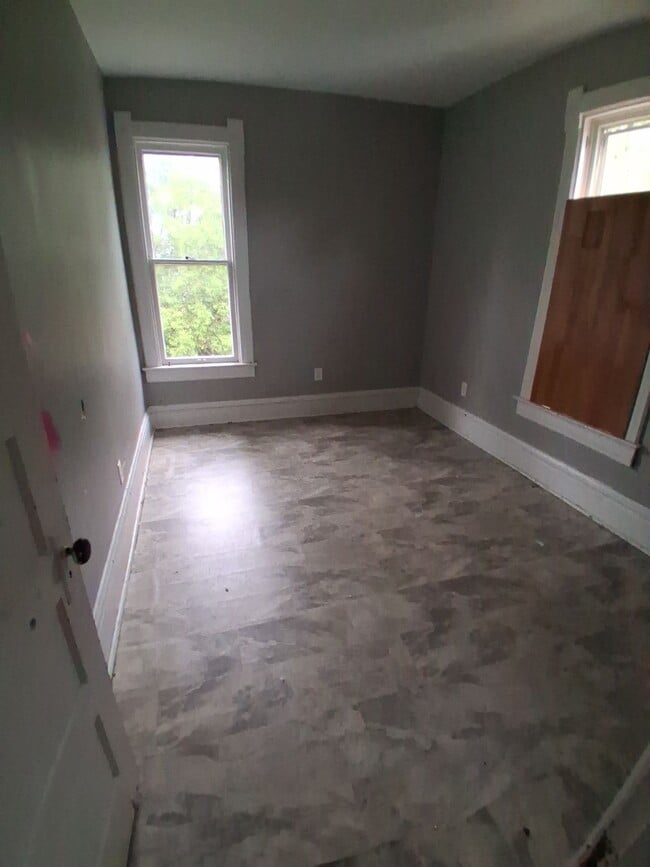 Building Photo - 512 Fairholm Ave
