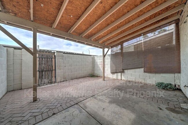 Building Photo - 3840 N 43rd Ave