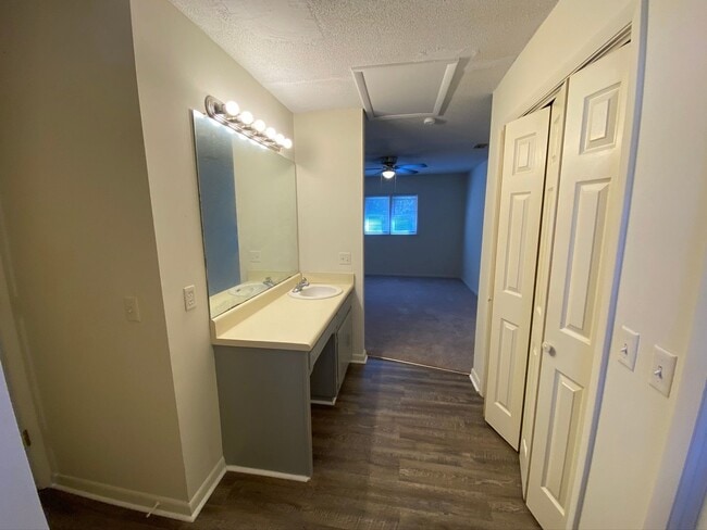 Building Photo - 201 Westbrooke Court #11 (Westbrooke Townhomes)