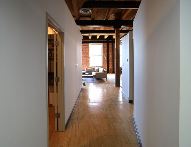 Building Photo - 200 River Place Dr
