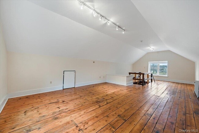 Building Photo - 948 Craigville Rd